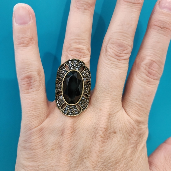 Antique gold tone oval black glass ring, size 7 - Picture 6 of 6